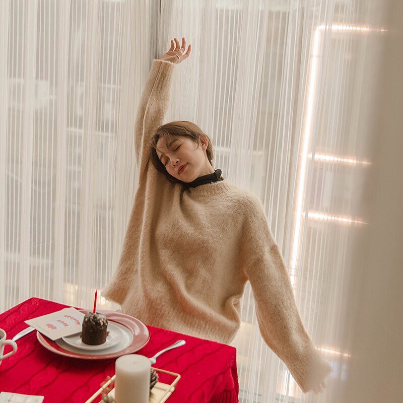 Khi tủ đồ của bạn có sẵn đôi ba chiếc áo len màu trung tính, việc mặc đẹp mỗi ngày sẽ chỉ là chuyện nhỏ!