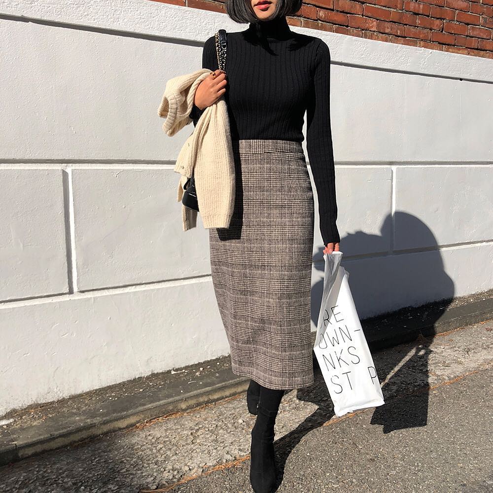 Khi tủ đồ của bạn có sẵn đôi ba chiếc áo len màu trung tính, việc mặc đẹp mỗi ngày sẽ chỉ là chuyện nhỏ!