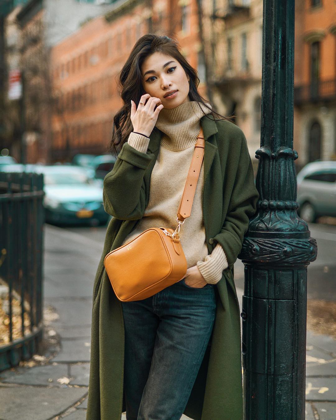 Khi tủ đồ của bạn có sẵn đôi ba chiếc áo len màu trung tính, việc mặc đẹp mỗi ngày sẽ chỉ là chuyện nhỏ!