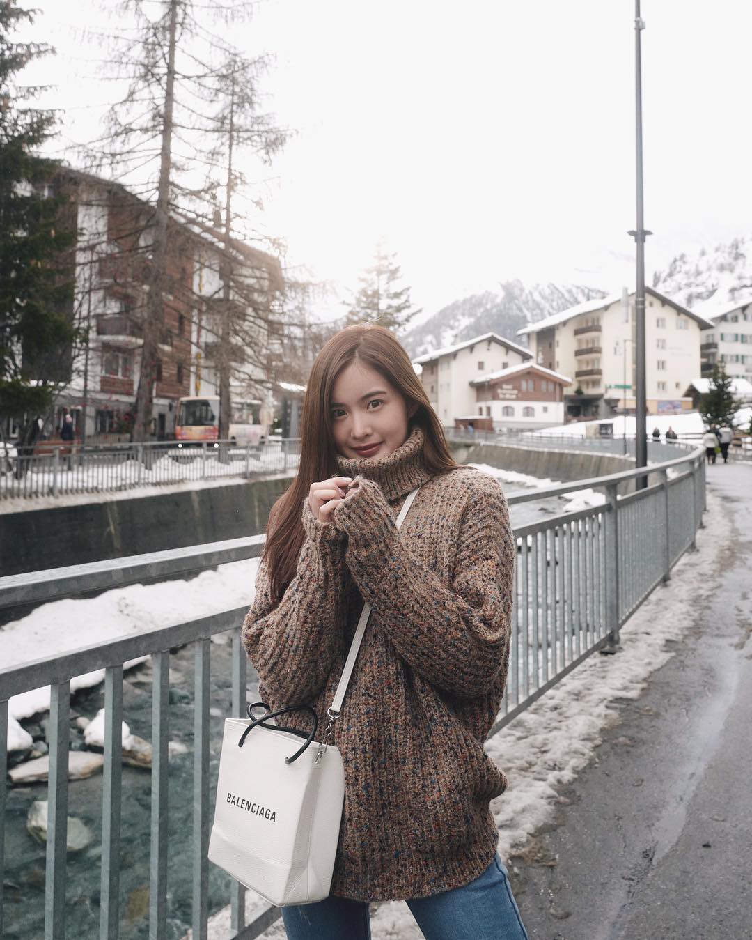 Khi tủ đồ của bạn có sẵn đôi ba chiếc áo len màu trung tính, việc mặc đẹp mỗi ngày sẽ chỉ là chuyện nhỏ!