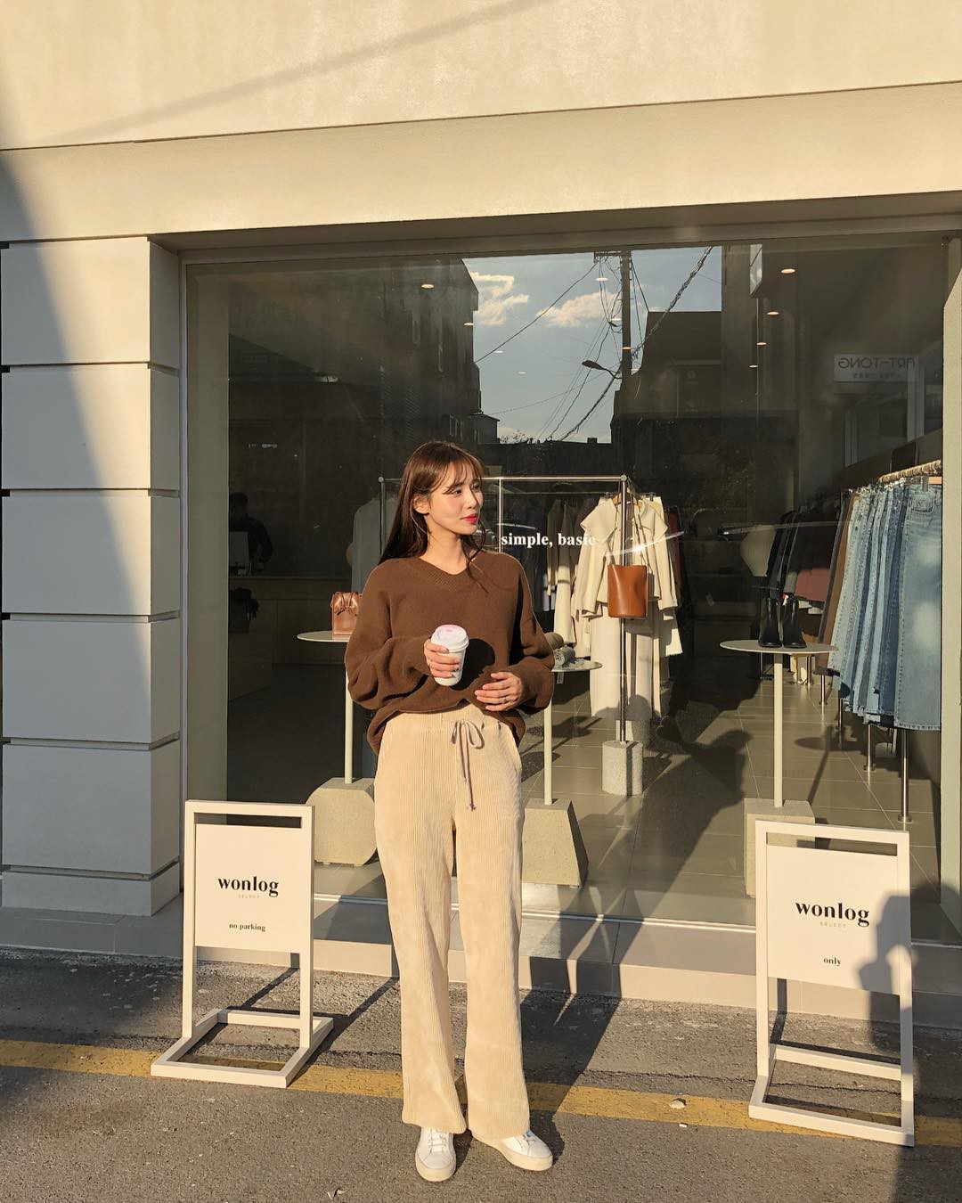 Khi tủ đồ của bạn có sẵn đôi ba chiếc áo len màu trung tính, việc mặc đẹp mỗi ngày sẽ chỉ là chuyện nhỏ!