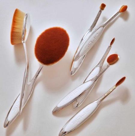 Bán bàn chải không thể đánh răng, ai ngờ thành triệu phú