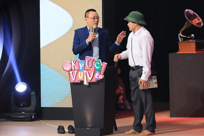 Nhờ MC Lại Văn Sâm dùng mũ cối vả thẳng mặt em xem nào nhưng phản ứng của Tự Long lại gây cười