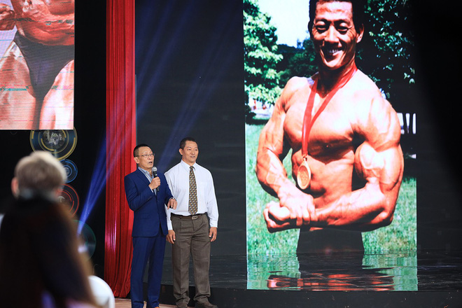 Nhờ MC Lại Văn Sâm dùng mũ cối vả thẳng mặt em xem nào nhưng phản ứng của Tự Long lại gây cười