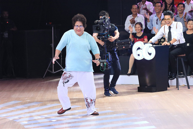 Nhờ MC Lại Văn Sâm dùng mũ cối vả thẳng mặt em xem nào nhưng phản ứng của Tự Long lại gây cười