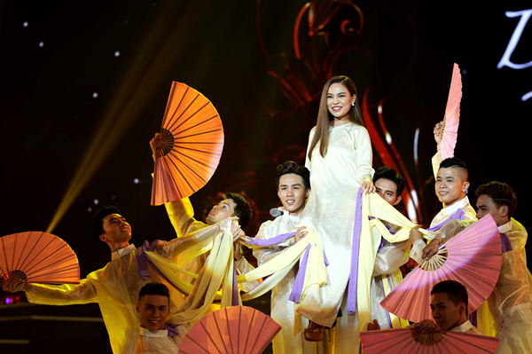 Duyên dáng Việt Nam 2018: Lệ Quyên hát sai lời và nhiều sạn