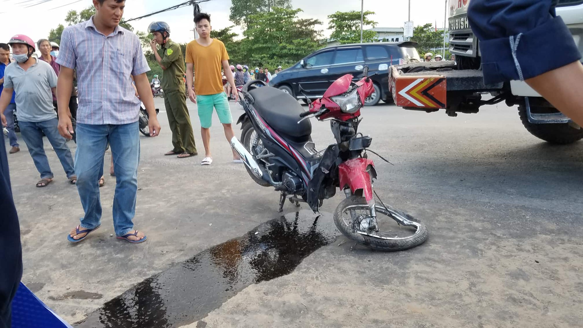 TP.HCM: Xe ben cuốn 2 xe máy vào gầm rồi lật ngang khiến 1 người chết, 2 người bị thương