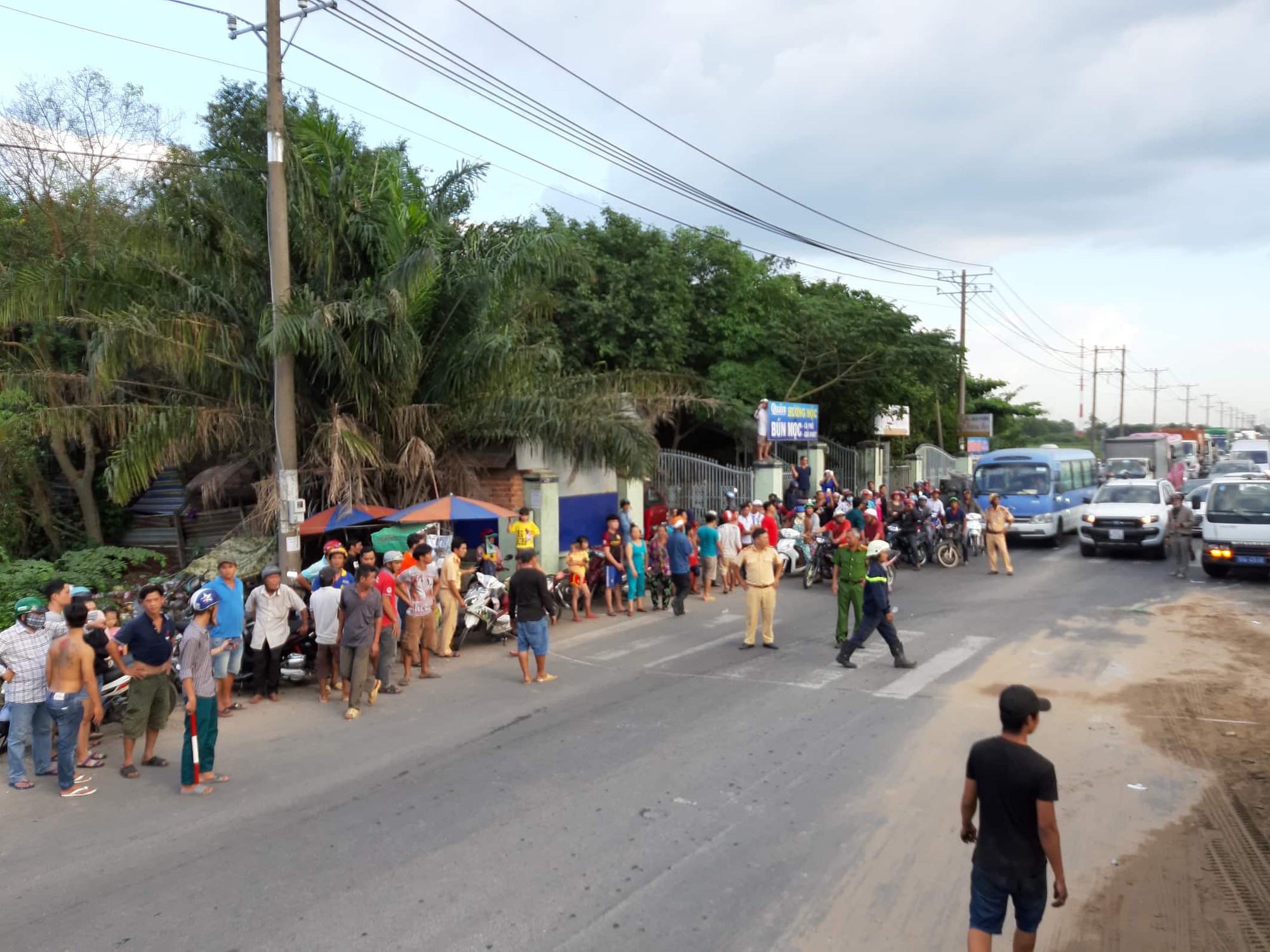 TP.HCM: Xe ben cuốn 2 xe máy vào gầm rồi lật ngang khiến 1 người chết, 2 người bị thương