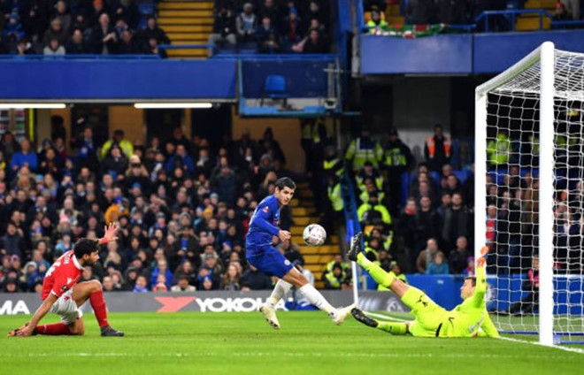 Morata bị chế giễu vì pha dứt điểm vọt xà ở cự ly 2 m