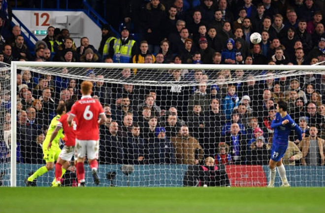 Morata bị chế giễu vì pha dứt điểm vọt xà ở cự ly 2 m