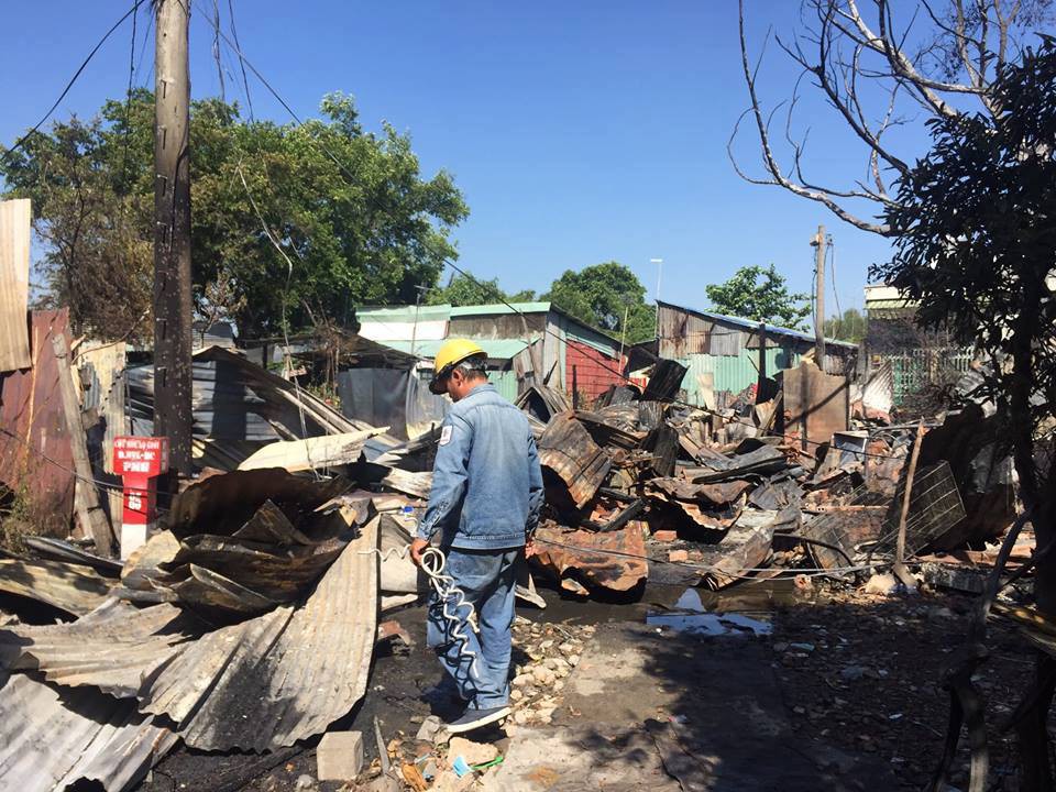 7 căn phòng trọ cùng 1 nhà dân bị cháy rụi lúc sáng sớm ở Sài Gòn