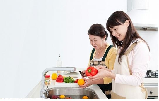 Bị thông gia chê cười vì mẹ là công nhân quét rác, cô dâu đã phản pháo cực gắt ngay trong ngày cưới