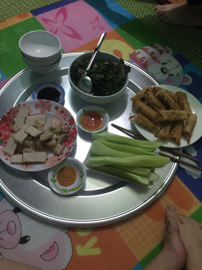 Nhìn mâm cơm nhà người sơ sài mà chồng lại khen, mẹ trẻ ngứa mắt đăng lên mạng hỏi nào ngờ bị mắng te tua