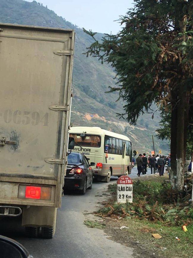 Lào Cai: Xe khách lật khiến một người tử vong, nhiều người bị thương