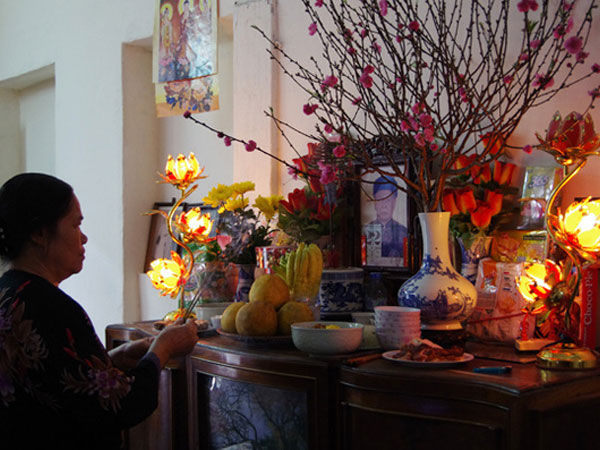 Thắp hương ngày mồng 1 đầu tháng có những thứ này sẽ rước tiền vàng vào nhà, thần tài ghé thăm