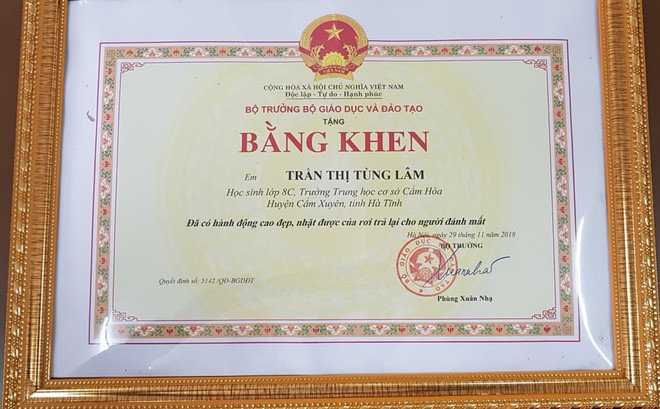 Nữ sinh nghèo đứng cả giờ chờ người đánh rơi túi tiền để trả lại