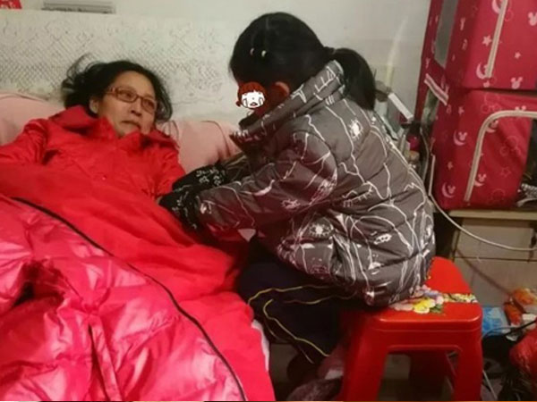 Cô bé 7 tuổi cầu xin mẹ bán em đi để lấy tiền chữa bệnh