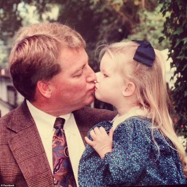 Cha già ngồi xe lăn nhảy cùng con gái trong lễ cưới gây xúc động mạnh Cha già ngồi xe lăn nhảy cùng con gái trong lễ cưới gây xúc động mạnh