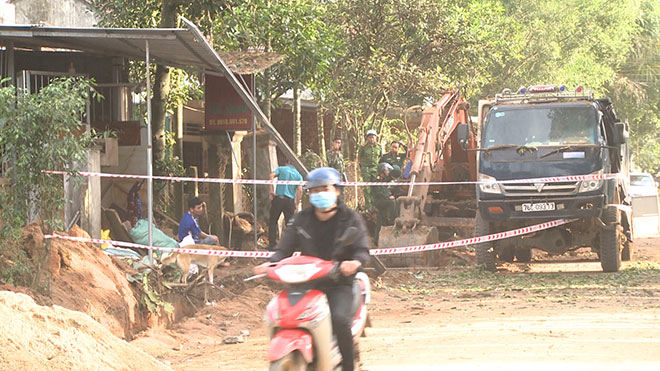 Múc đất trúng quả bom, nổ kinh hoàng giữa khu dân cư