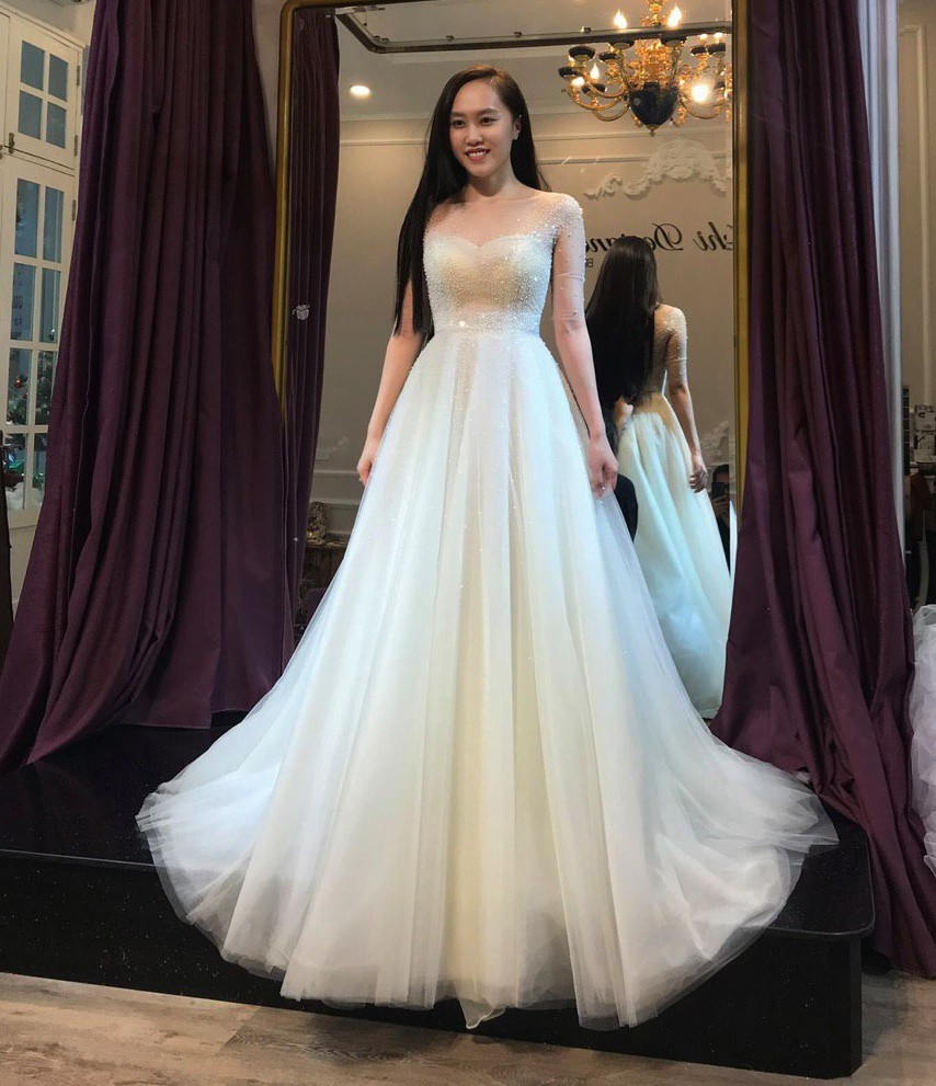 NSND Trung Hiếu đưa bà xã kém 19 tuổi đi thử váy cưới trước ngày trọng đại