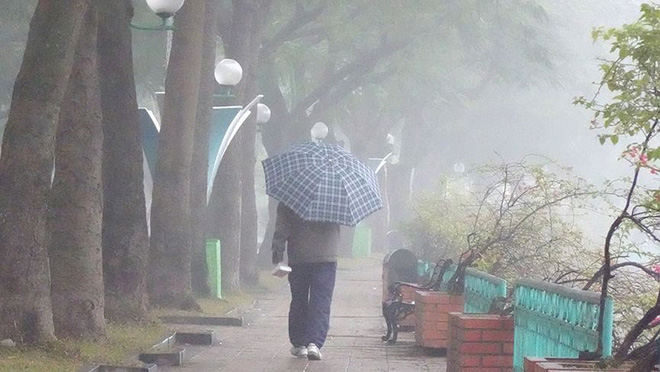 Hà Nội chìm trong sương mù sáng đầu tuần