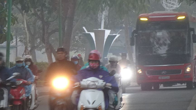 Hà Nội chìm trong sương mù sáng đầu tuần