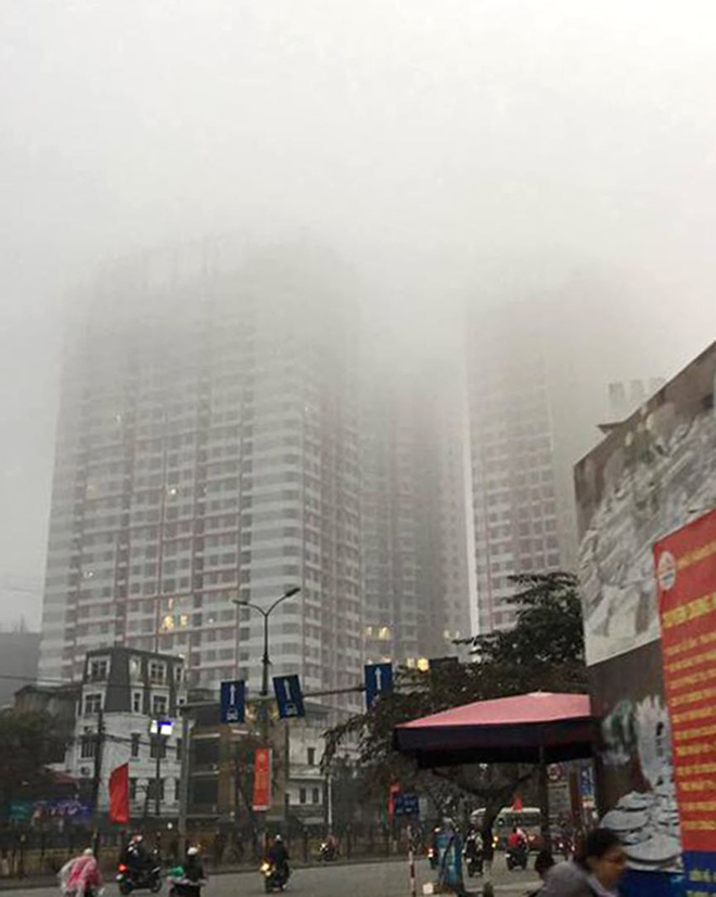 Hà Nội chìm trong sương mù sáng đầu tuần