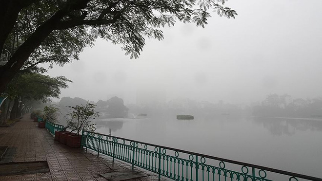 Hà Nội chìm trong sương mù sáng đầu tuần