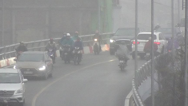 Hà Nội chìm trong sương mù sáng đầu tuần