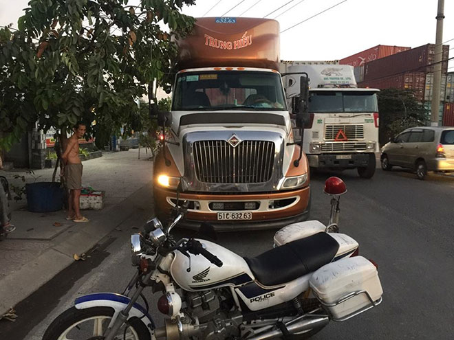 Chạy sát lề đường, người đàn ông vẫn chết tức tưởi dưới bánh xe container