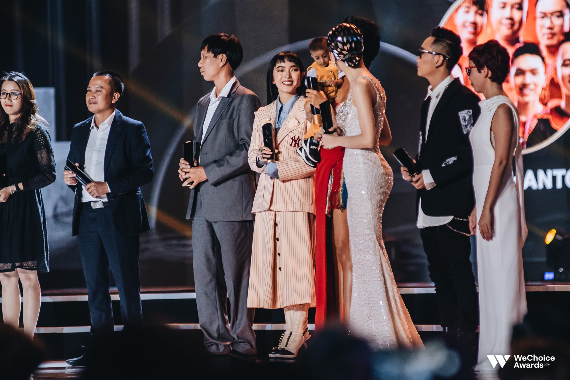 Bố Châu Bùi gửi con sau khi lọt Top 10 Nhân vật truyền cảm hứng của WeChoice: Con luôn phải là chính mình!