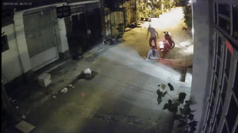 Nam thanh niên thẳng tay đấm và đạp tới tấp vào người bạn gái giữa phố lúc nửa đêm khiến nhiều người phẫn nộ