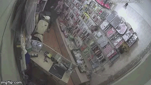 Xúc động khoảnh khắc người mẹ sinh con ngay trước cửa nhà, cả gia đình nháo nhào cùng đỡ đẻ