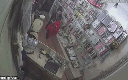 Xúc động khoảnh khắc người mẹ sinh con ngay trước cửa nhà, cả gia đình nháo nhào cùng đỡ đẻ