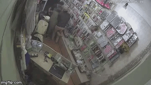 Xúc động khoảnh khắc người mẹ sinh con ngay trước cửa nhà, cả gia đình nháo nhào cùng đỡ đẻ