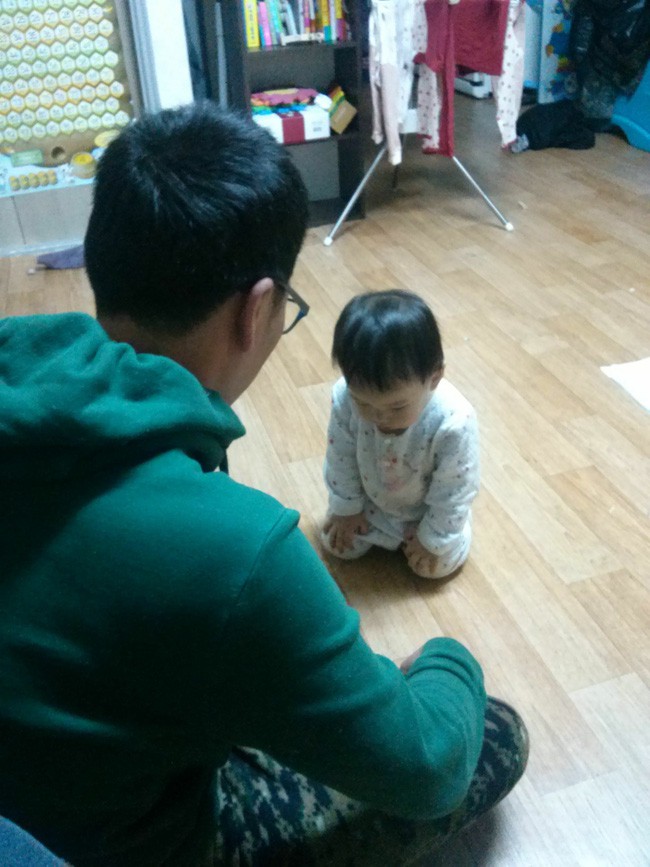 Lỡ chuyến bay khi bị cậu quý tử vẽ lên hộ chiếu, bố trẻ nổi giận đùng đùng về nhà nhưng không biết xử lý thế nào chỉ vì...