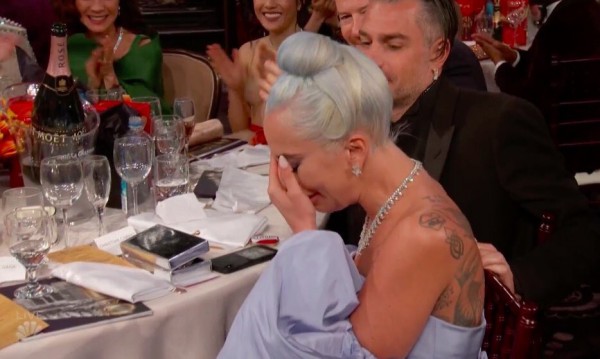 Khoảnh khắc lịch sử Hollywood: Lady Gaga bật khóc, ôm Taylor Swift khi nhận giải Quả Cầu Vàng 2019