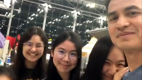 Mặc kệ thất bại của Thái Lan, Kiatisak vui vầy cùng gia đình