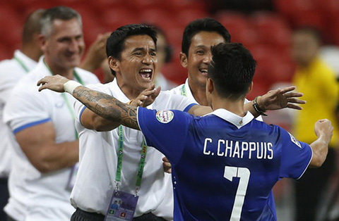 Mặc kệ thất bại của Thái Lan, Kiatisak vui vầy cùng gia đình