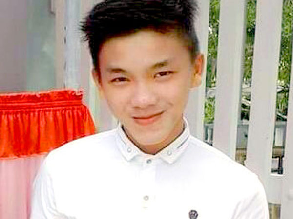 [Nóng] Bắt giữ nghi can 19 tuổi chém chết mẹ ruột và em trai rồi lấy nhiều tài sản