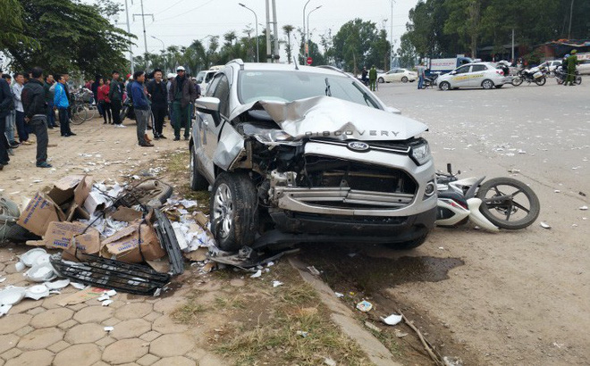 Người lái ô tô điên tông liên hoàn 4 xe, làm 2 vợ chồng tử vong tới công an trình diện