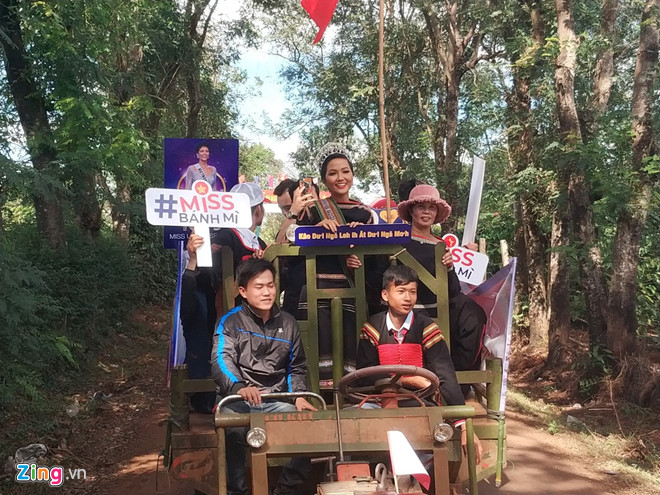 HHen Niê tự lái công nông về thăm buôn làng