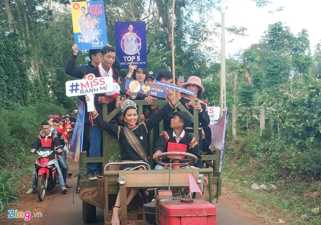 HHen Niê tự lái công nông về thăm buôn làng