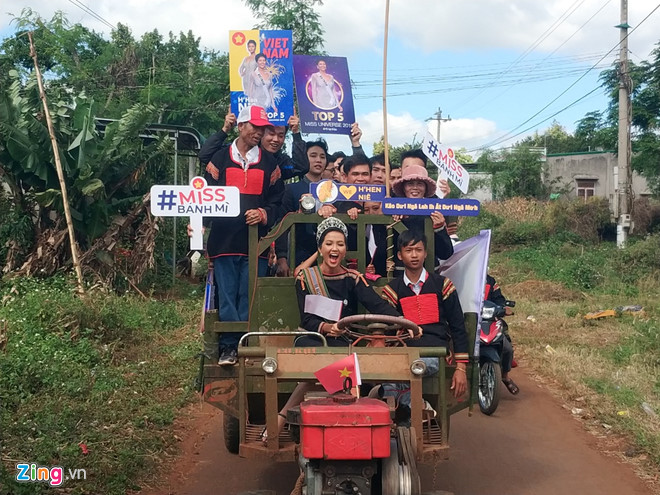 HHen Niê tự lái công nông về thăm buôn làng