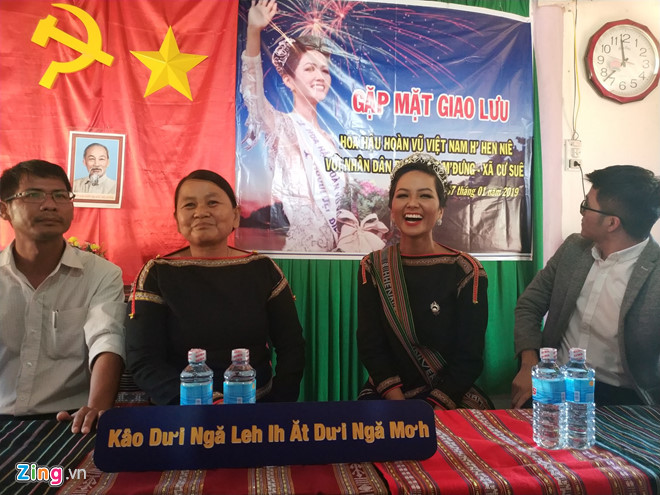 HHen Niê tự lái công nông về thăm buôn làng