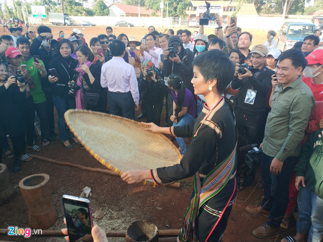 HHen Niê tự lái công nông về thăm buôn làng