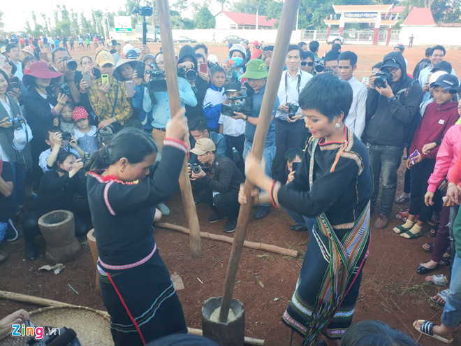 HHen Niê tự lái công nông về thăm buôn làng