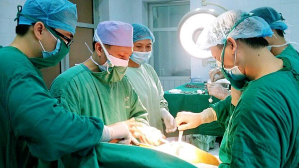 Cô gái bị ôtô kéo lê làm dập nát tầng sinh môn