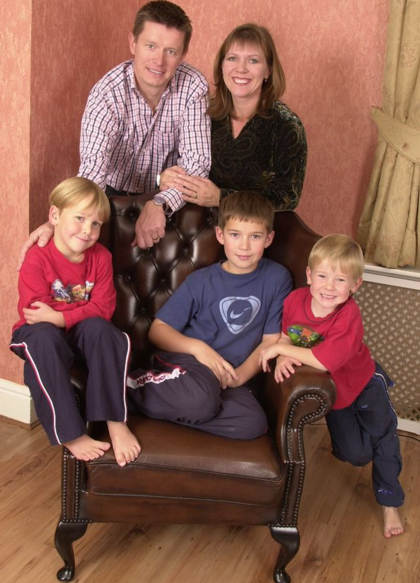 Triệu phú phát hiện mình vô sinh sau 20 năm nuôi 3 con với vợ