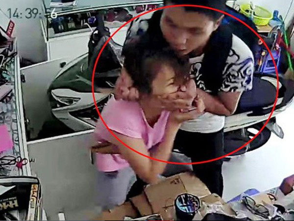 Đang ủi đồ trong phòng ngủ, người phụ nữ bị 2 thanh niên dùng dao khống chế, cướp vàng